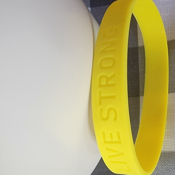 LIVE STRONG BRACELET Yellow Wristband LIVESTRONG Women Men Kids Motivational - Picture 6 of 6